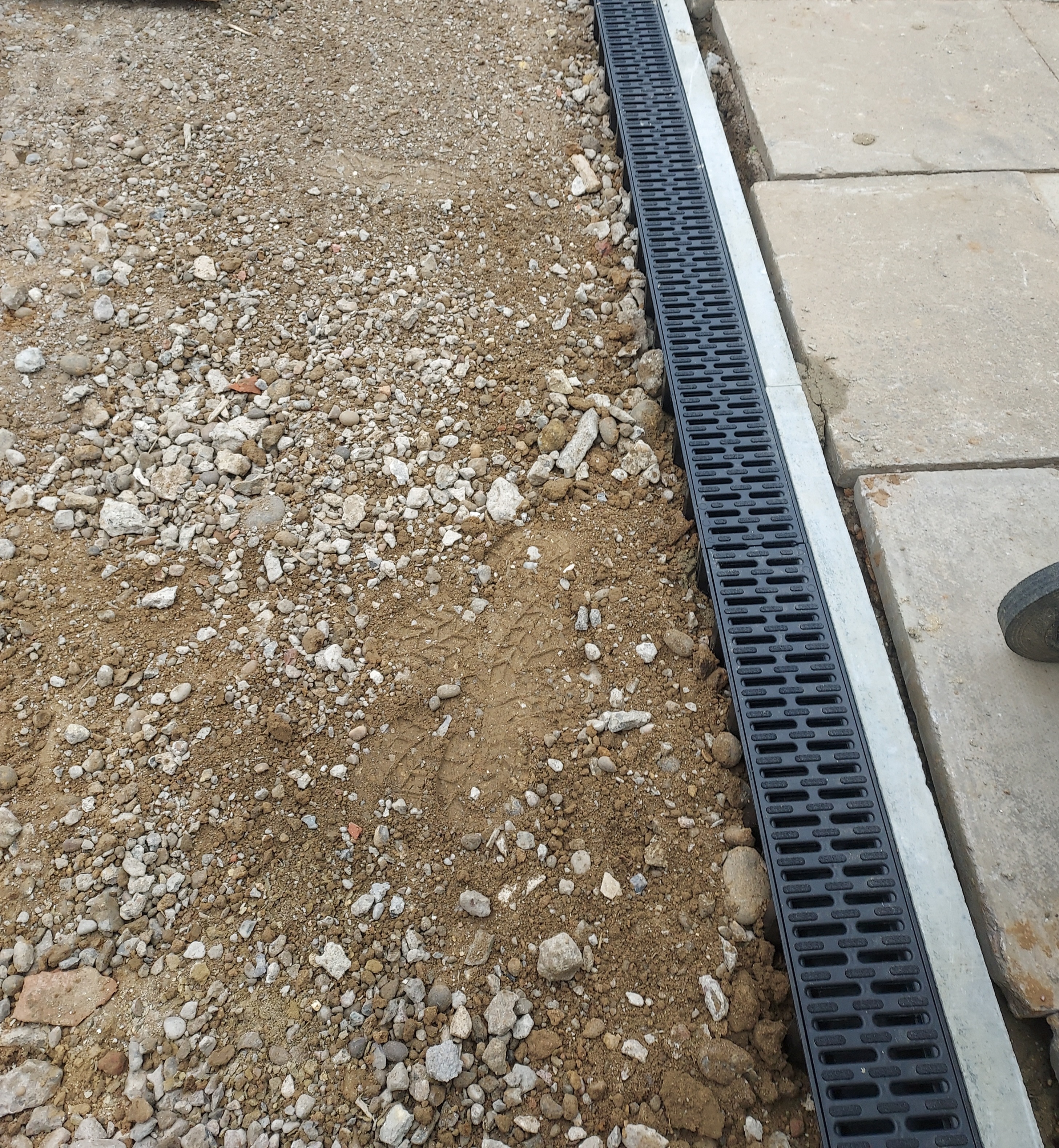 Edging and drainage details on a driveway
