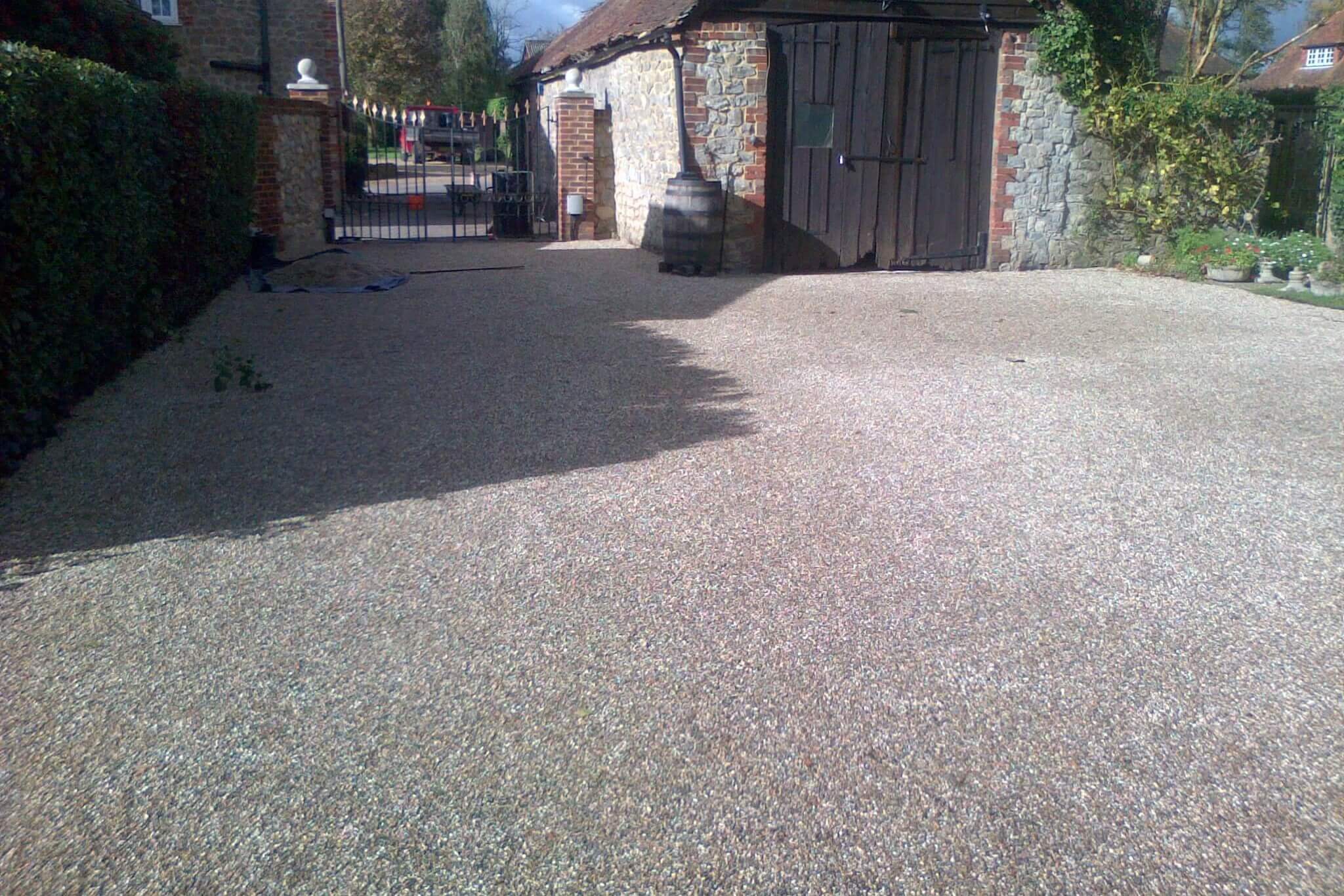 Tar and chip entrance finish with neat edges