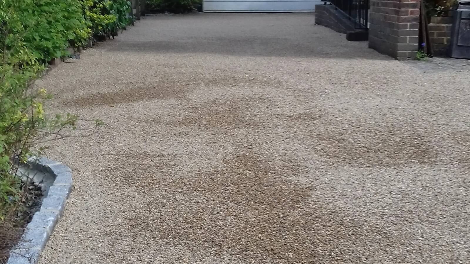 Tar and chip driveway in West Sussex with a natural stone finish