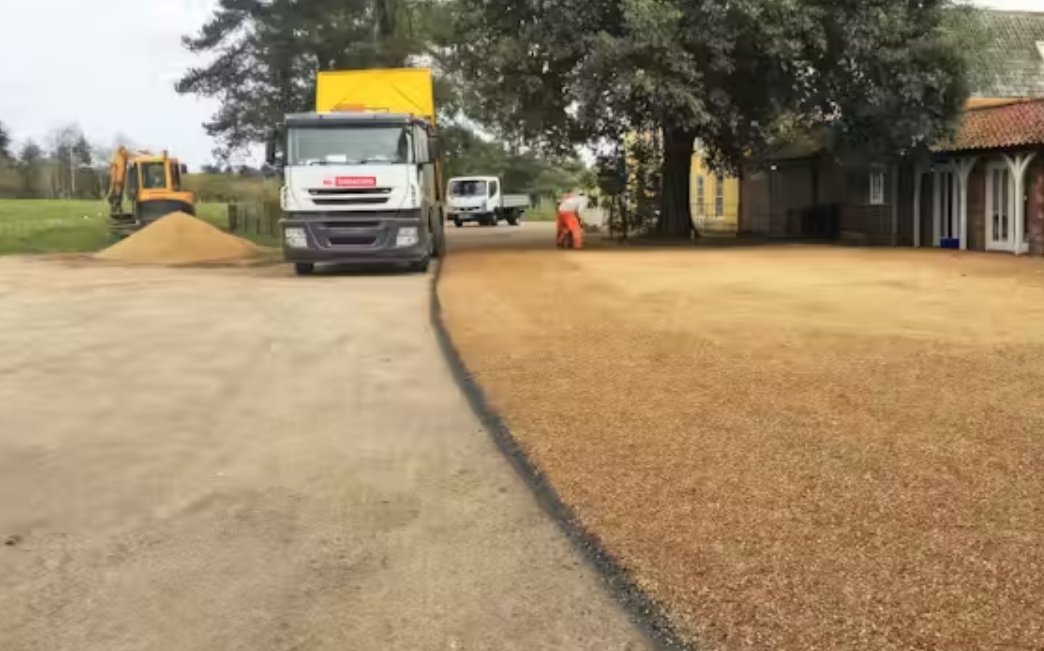 Laying tar and chip